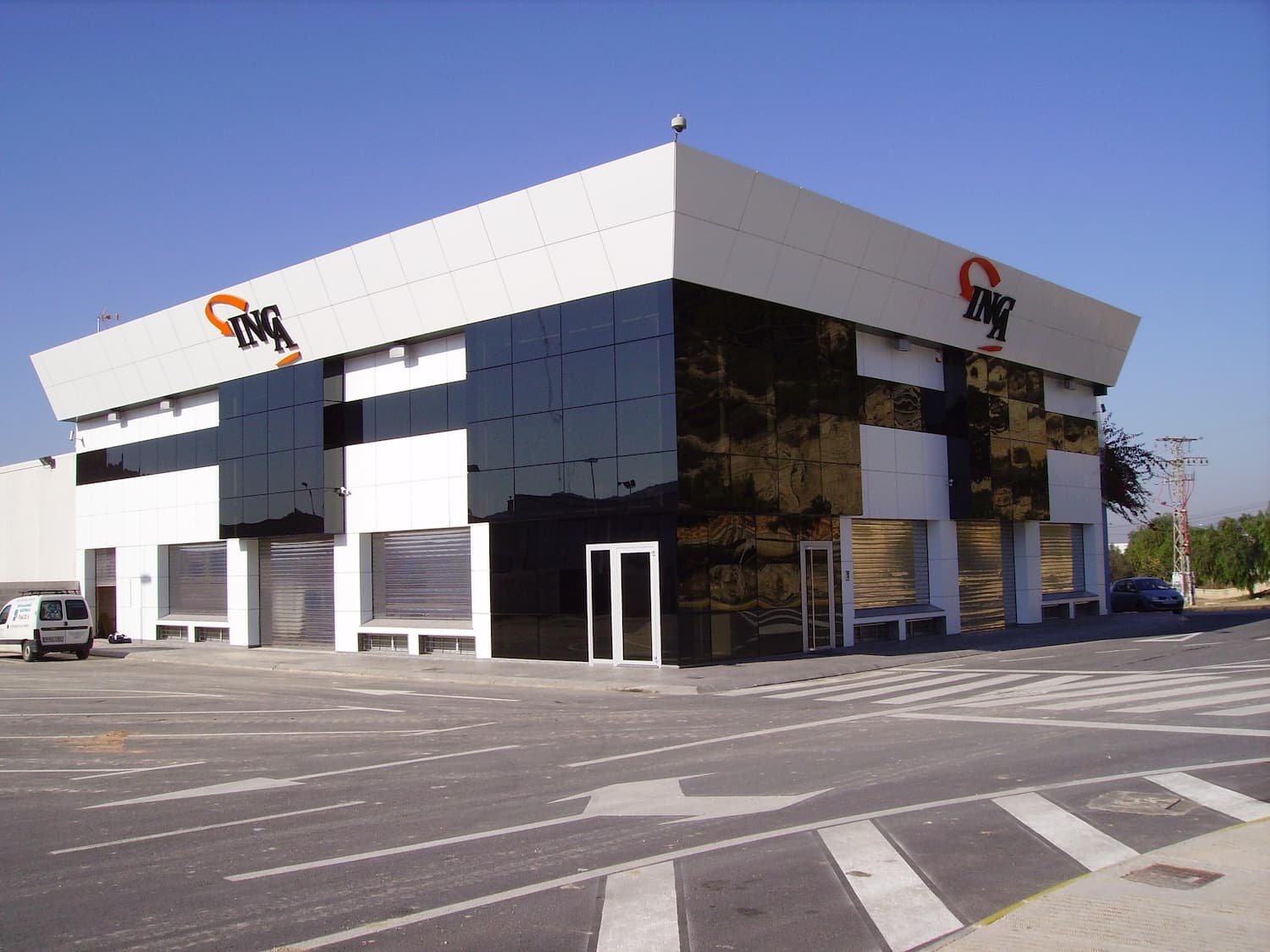 Vista frontal del edificio de INFRAESTRUCTURAS Y CANALIZACIONES, S.L. en Guardamar del Segura